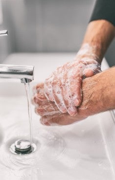Person tvättar händer