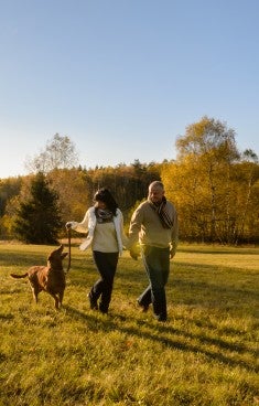 Par på promenad med hund
