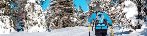 Kvinna åker skidor i fjällen