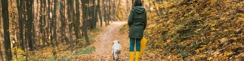 Kvinna med hund i skogen_Kolorektalcancer