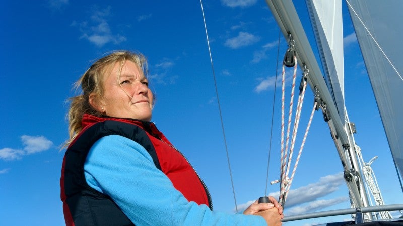 Kvinna på segelbåt