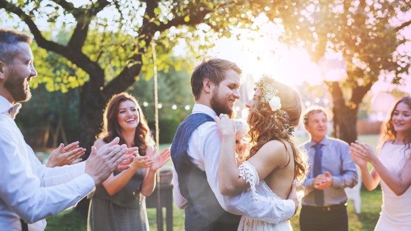 Ett brudpar dansar inför gäster på bröllop