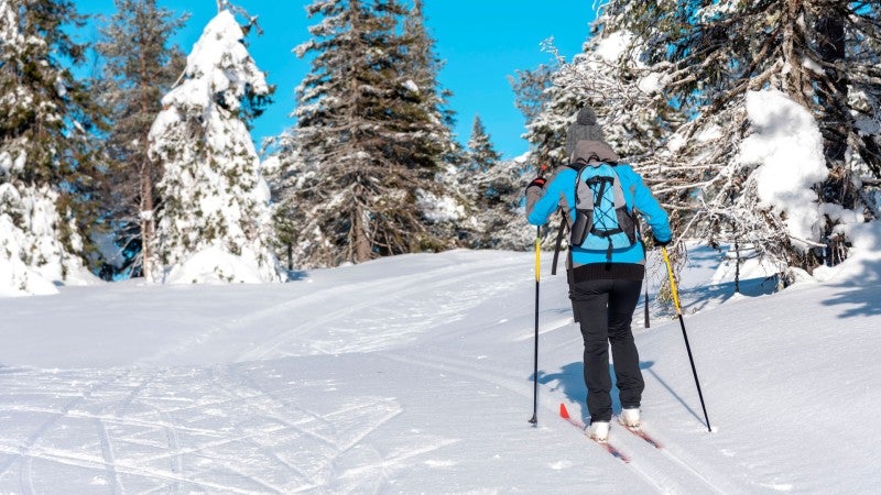 Kvinna åker skidor i fjällen